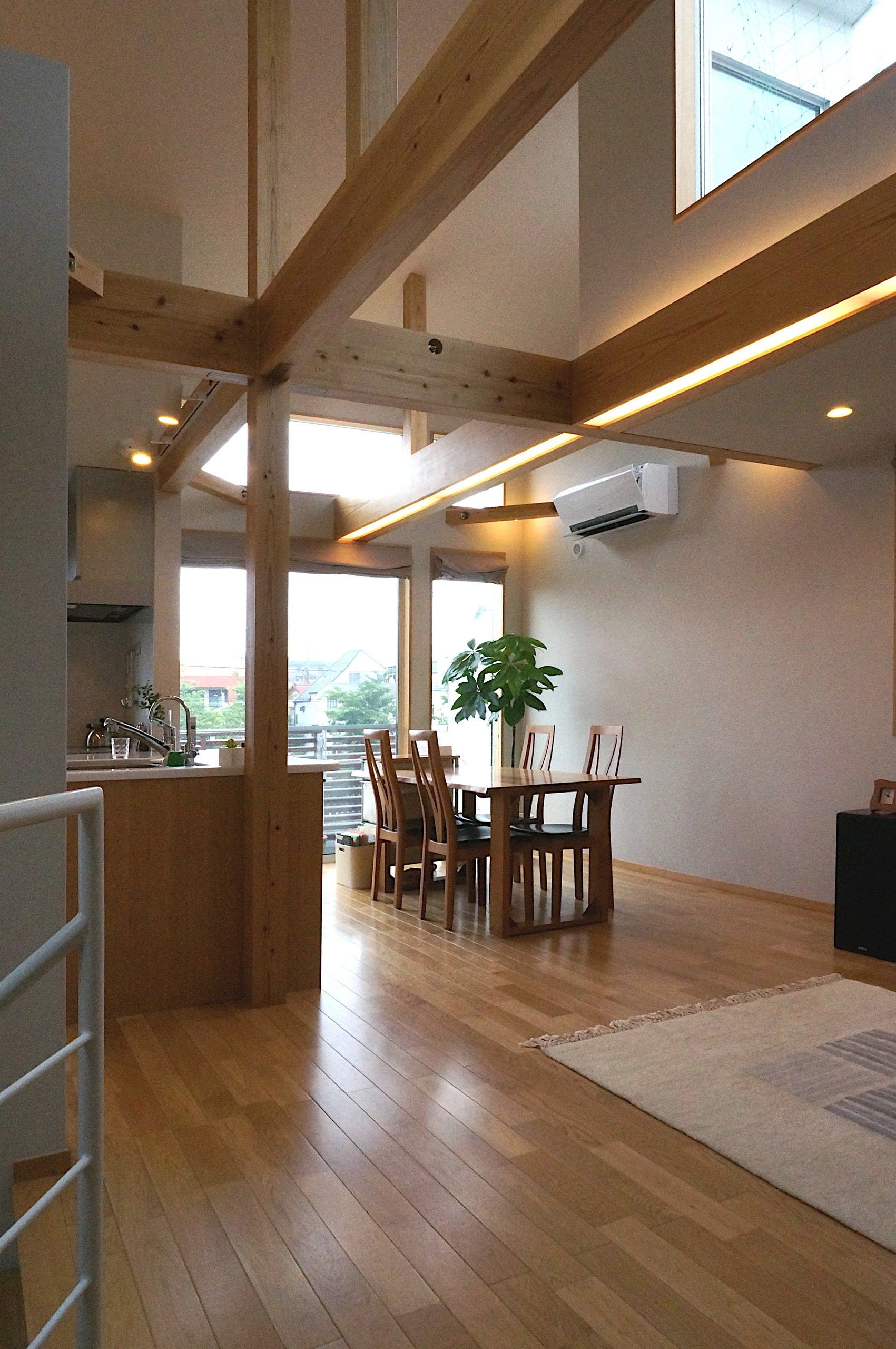 小屋全て現した吹抜け、東南を家に塞がれた不利な立地でも明るく風通しの良い家、オール杉無垢材の構造材