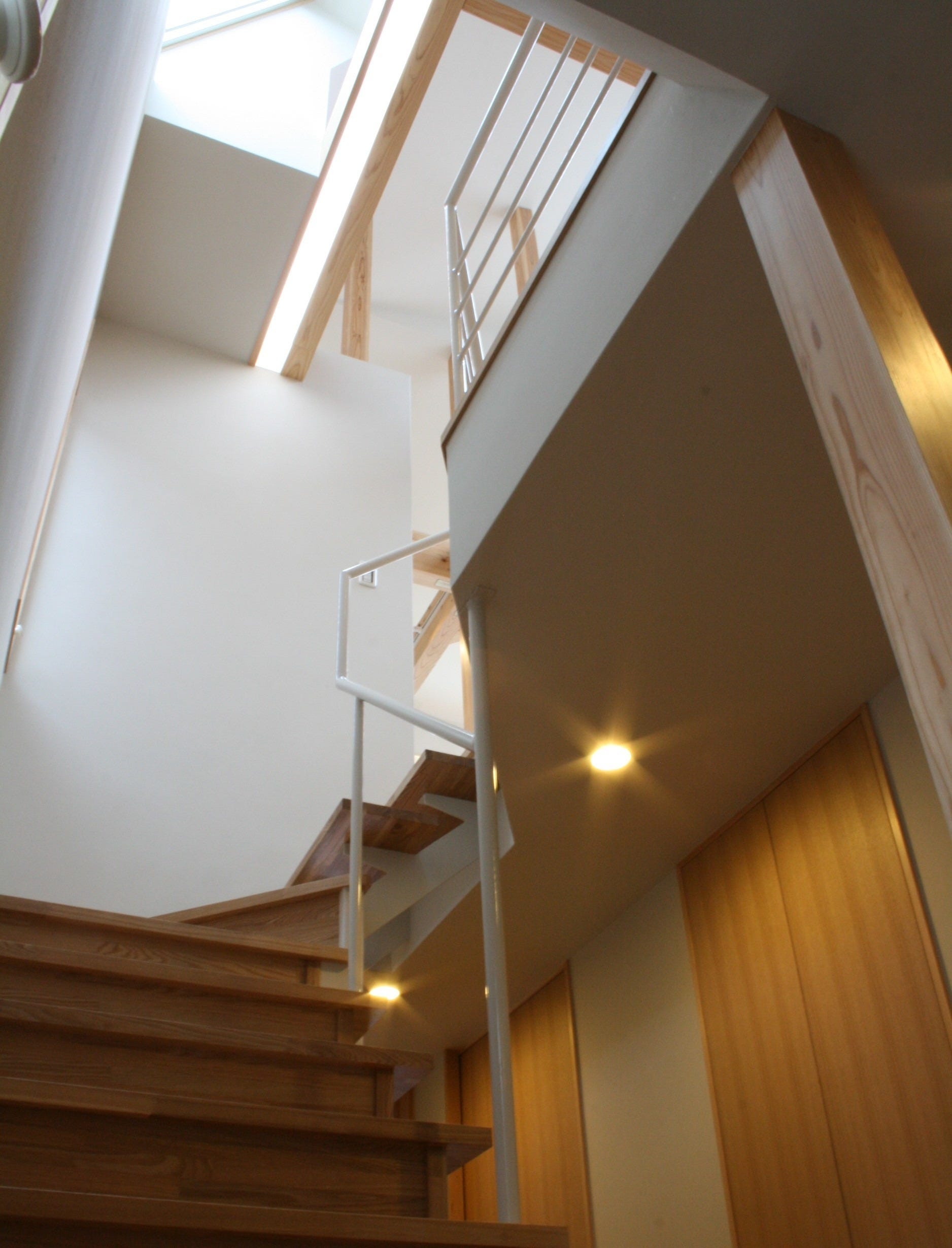 竣工年：2011
部屋数：4
構造：木造軸組住宅（在来工法）
敷地面積：100㎡～150㎡未満
延床面積：100㎡～150㎡未満
外壁仕上げ：モルタル吹付塗装
屋根仕上げ：ガルバリウム鋼板葺き
内装仕上げ：珪藻土/オガファーザー
床仕上げ：ナラ無垢フローリング
住設メーカー：タカラスタンダード/リクシル
建ぺい率：60
容積率：160