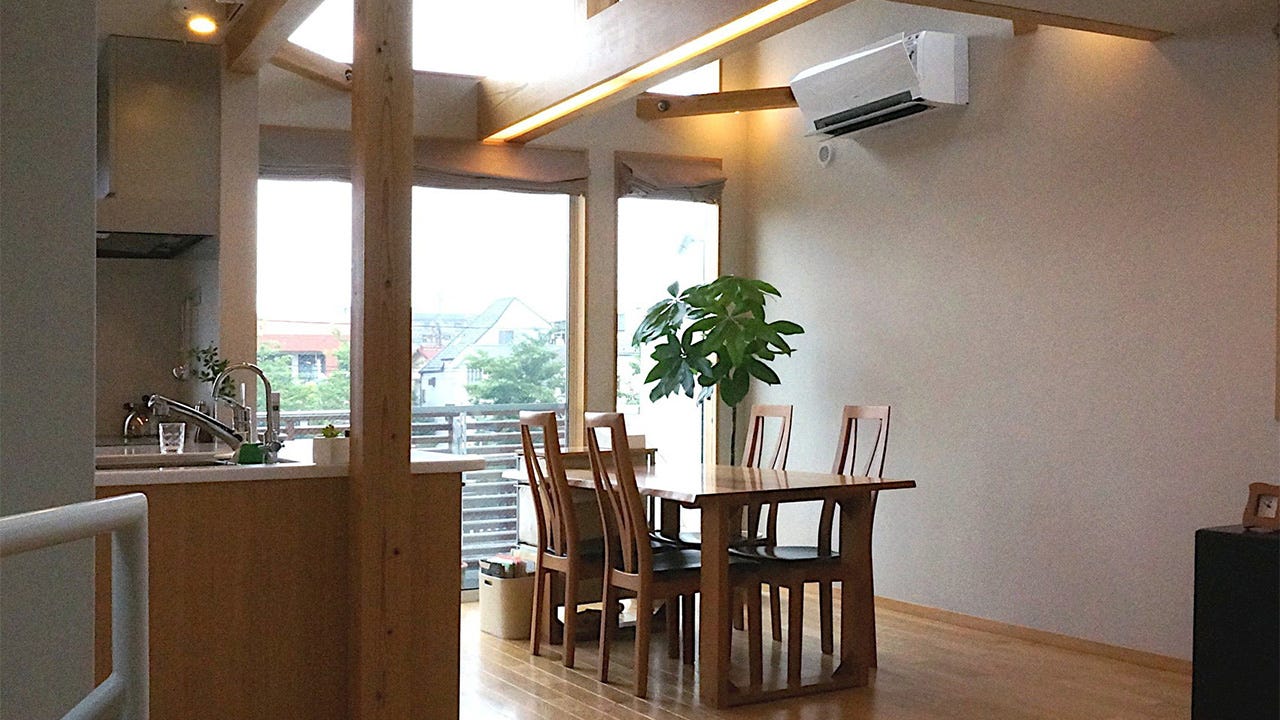 施工事例　宇喜田の家 (北に面した川を最大限に活かし、日ざしは隣の家に遮られない吹抜けから一日中当たるように設計。高断熱高気密住宅ならではの1階から小屋裏までの吹抜けが、明るく開放的な空間をつくります。)