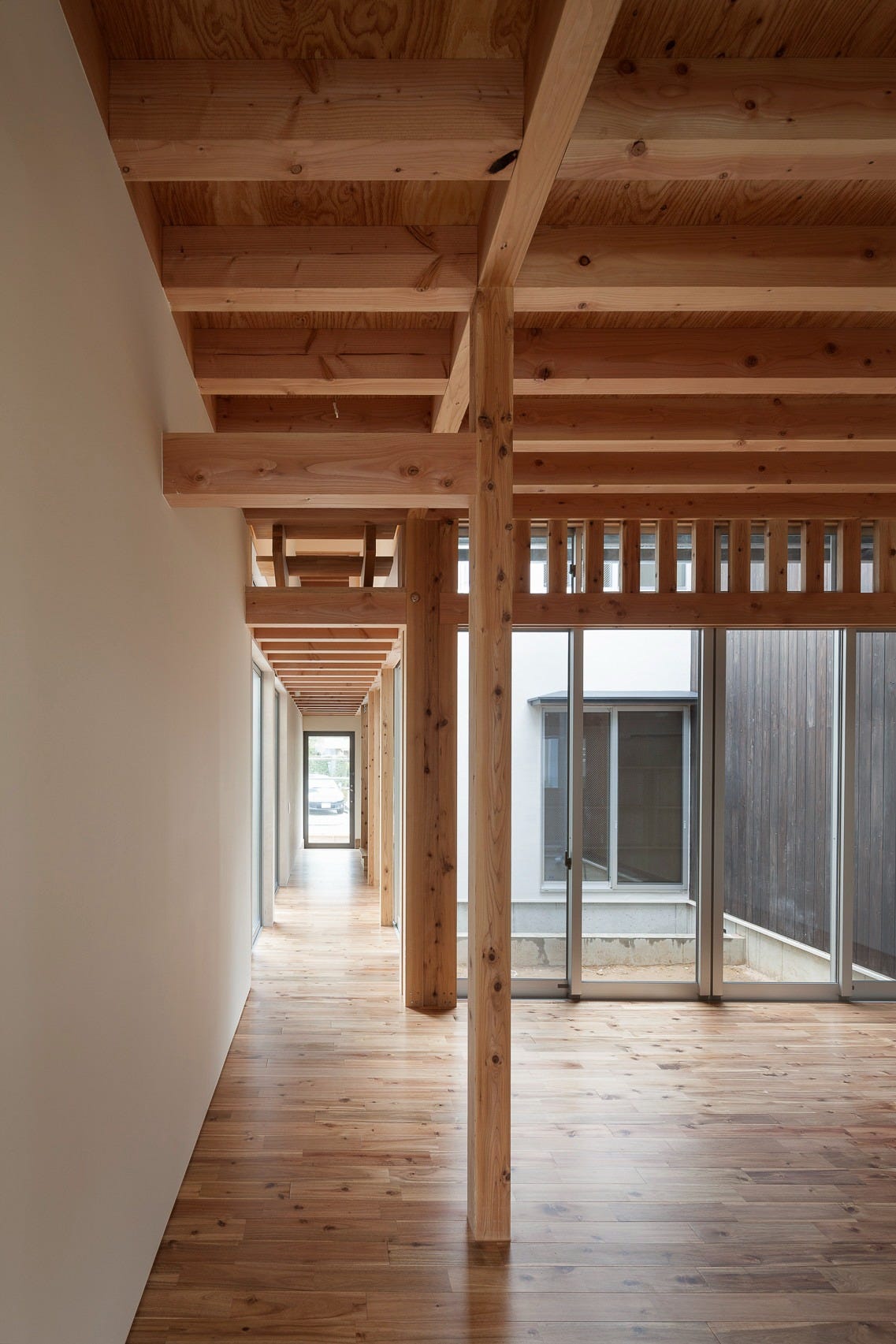 静かな住宅街に立つ木造二階建て住宅。