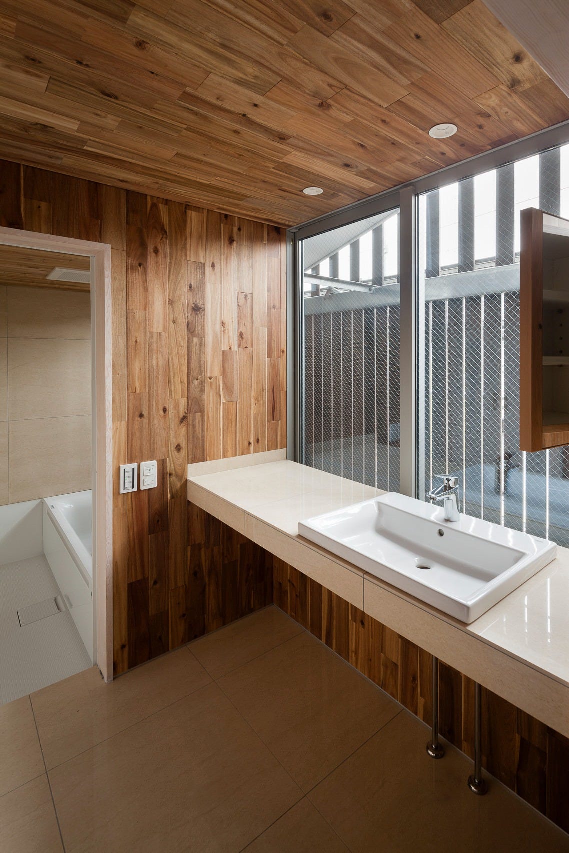 竣工年：2018
部屋数：3
構造：木造軸組住宅（在来工法）
敷地面積：100㎡～150㎡未満
延床面積：100㎡～150㎡未満
外壁仕上げ：モルタル吹付塗装+板張り
屋根仕上げ：ガルバリウム鋼板葺き
内装仕上げ：AEP塗装
床仕上げ：アカシア無垢フローリング
住設メーカー：TOTO／グローエ／SERA
建ぺい率：60
容積率：160