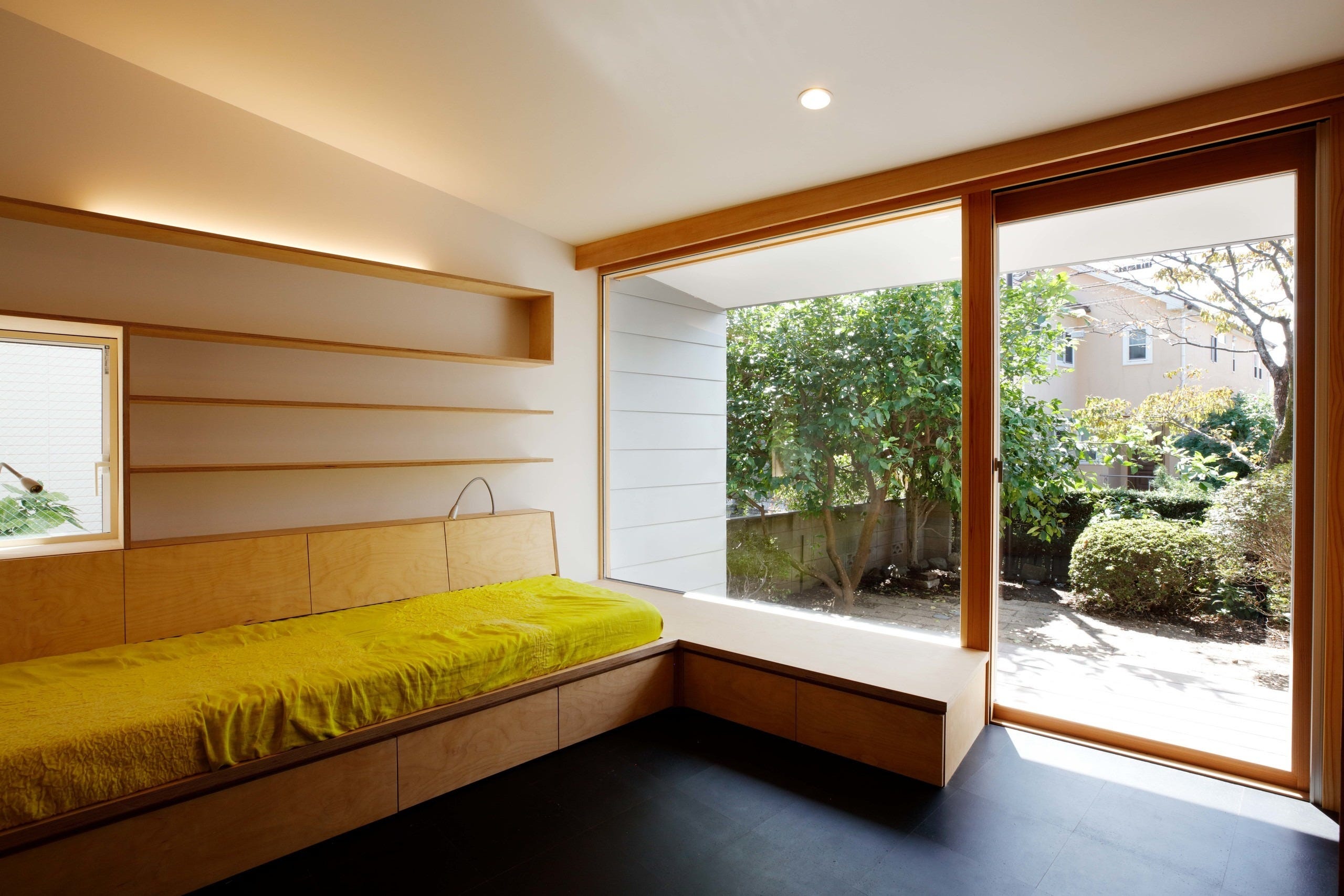 竣工年：2019
部屋数：3
構造：混構造
敷地面積：100㎡～150㎡未満
延床面積：100㎡～150㎡未満
外壁仕上げ：ガルバリウム鋼板平葺き+ＬＶＬ
屋根仕上げ：ガルバリウム鋼板葺き
内装仕上げ：ＬＶＬ／ＡＥＰ塗装
床仕上げ：ロシアバーチ合板フローリング
住設メーカー：リクシル／ＴＯＴＯ／シゲル工業
建ぺい率：60
容積率：160