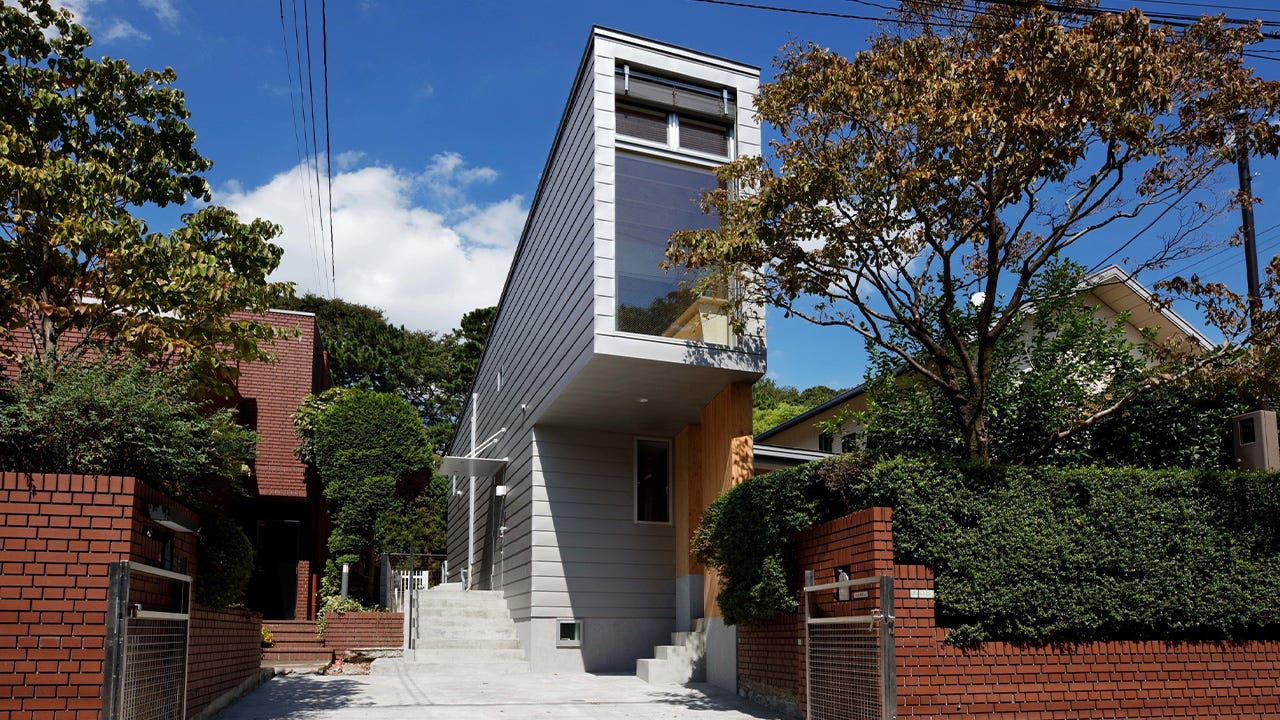 施工事例　八度の家 (建物はＬＶＬウォールを中央に傾けて貫通させたような構造で、ＬＶＬを囲むように吹き抜けがつながり２階まで延びるように広がりをつくっています。

家具や階段はすべてバーチ積層合板。天井の表しの梁や垂木、ラーチ合板はすべて構造を担っています。)