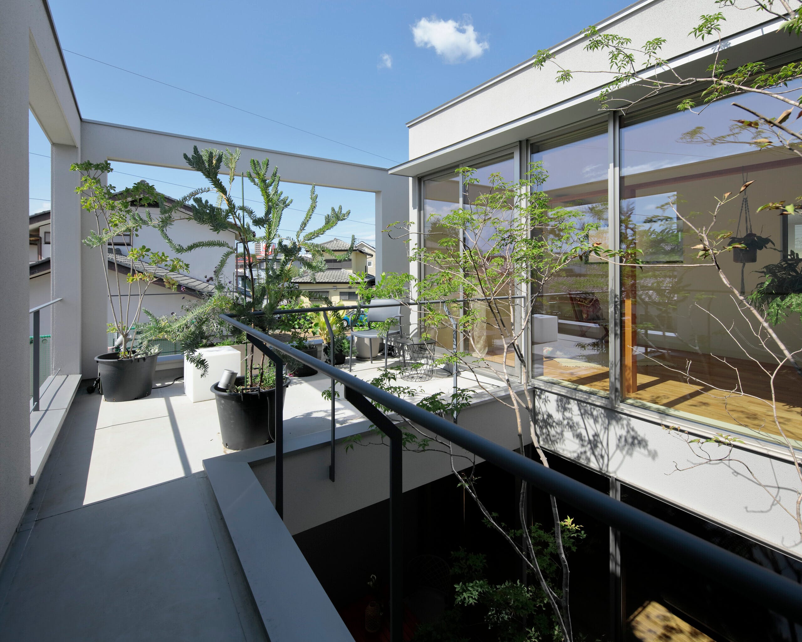 バルコニーの種類やベランダとの違い、メリット・デメリットなどを紹介 (バルコニーは住宅における人気の設備ですが、「ベランダやテラスとの違いがわからない」「実際どんな使い方ができるの?」といった疑問を持つ方も多いのではないでしょうか。
本記事では、バルコニーの定義や種類、メリット・デメリット、建築基準法のルール、そして暮らしに役立つ活用アイデアまで詳しく解説します。
具体的な事例も交えながら、設置前に知っておきたいポイントを網羅していますので、これからマイホームを検討する方や住まいのリフォームを考えている方はぜひ参考にしてください。)