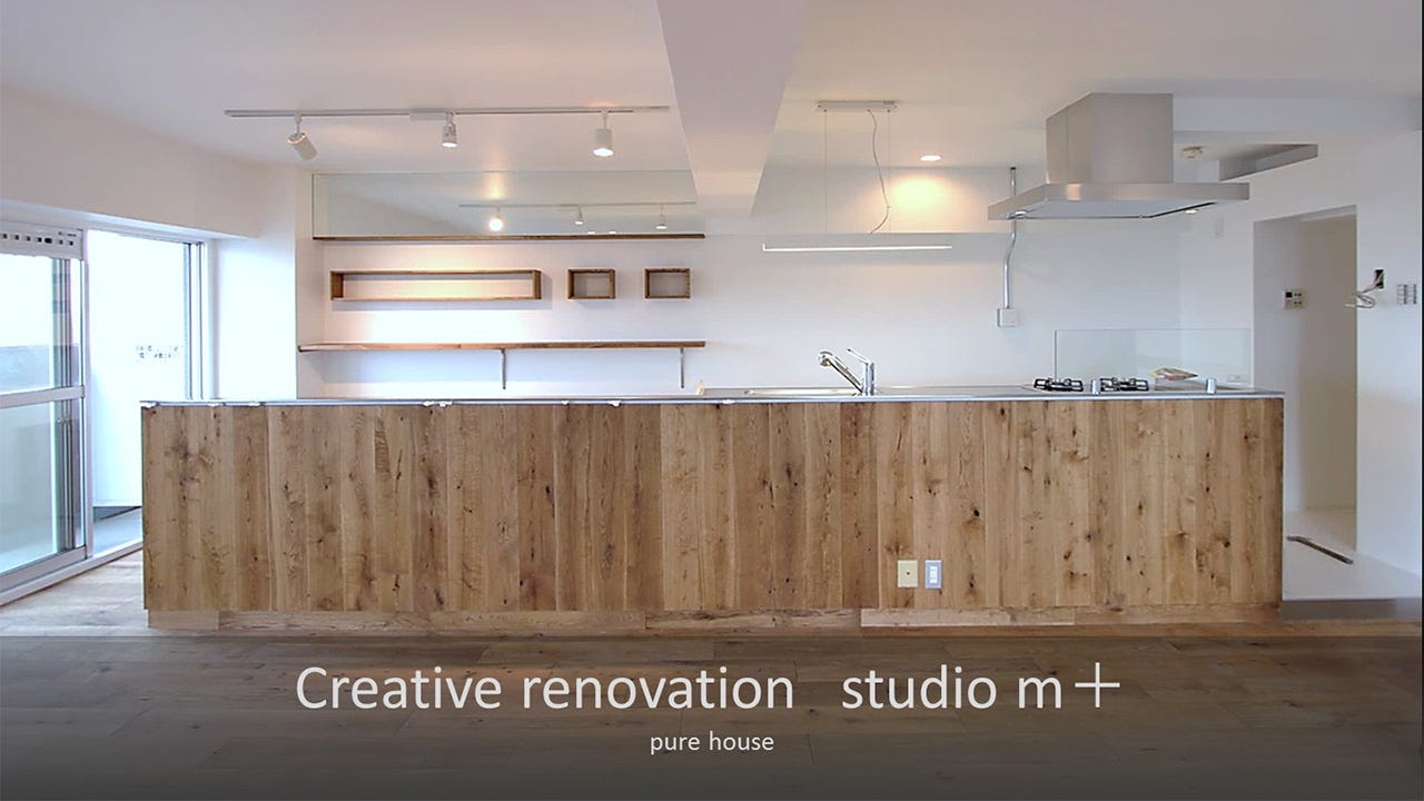 purehouse (新建材の登場は、建築業界においてそのコスト面や先見性は評価できますが、やはり本物が持つ、人の感覚に対する影響力には及ばないと感じるリノベーションです。無垢のフローリングを贅沢に使い、シンプルだが存在感のある空間に仕上がりました。オークにステンレスのバイブレーション仕上げの組み合わせが高級感を醸し出し、ピュアなホワイトカラーが引き立て役になっています。

POINT1　この事例、ここを見てください！
室内に光を取り入れる仕掛け。
オリジナルの無垢キッチン。
扉、取っ手、格子、TV台等のオリジナルの造作。

POINT2　理想の暮らしの実現のため、こうして私は課題を解決した
クライアントの要望は明るくてシンプルな空間。
スペースのどこにラインを入れるか、一本の線を大切に引くことでシンプルで美しい空間を目指しました。
そこに透過素材を持ち込むことで光が差し込み、空間の色彩を豊かにしています。

POINT3　この事例をつくったときの思い出に残るエピソード
クライアントはタイルの素材感を気に入っておられて、TV壁面や玄関床、壁面収納BOXに各表情の異なるタイルを使用しました。
それぞれの個性やアイデアに喜んでいただけたように感じます。

POINT4　これから家づくりを考えている方へ
ナチュラルモダンは非常にバランスが難しい案件です。
使いすぎるとログハウスのようでこってりとなり狭く感じますし、少ないと単調で面白くないものになります。
このプロジェクトでは、そのバランスに神経注いでいますのでそんな視点でご覧なってください。

POINT5　オンライン内覧会へようこそ。ご案内いたします
子供一人、3人家族の為のプランです。
自然素材を使い光を取り入れた、リノベーションではスタンダードな空間です。これまで目にしてきた、他社のスタンダードとの違いを探してみて下さい。)