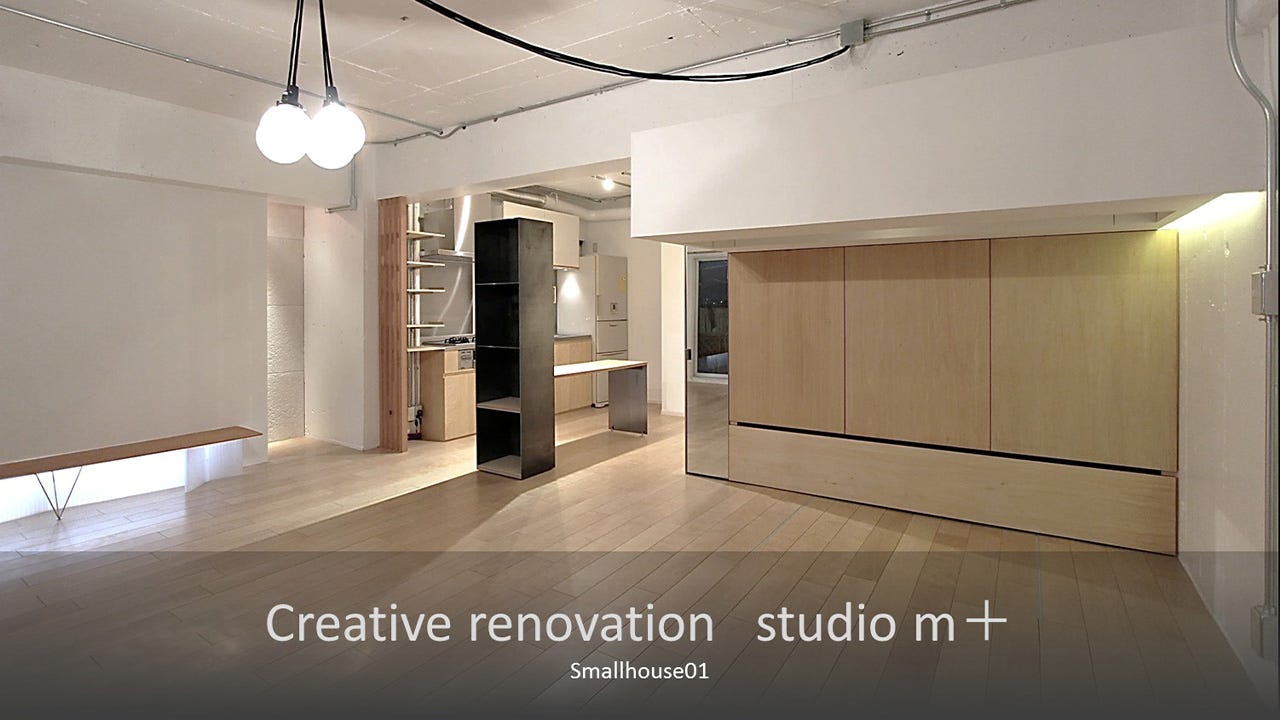 smallhouse (狭小空間における収納と間仕切りの提案。素材はバーチのフローリングとシナべニアの組み合わせ。シナはどの塗料を塗るかで見せる品質も変わる。３０種もの塗料から、これだというのを選択した。造作で作られた収納家具は、下段にベットが収まり、上部の低い天井には小物や本が収納できるようになっている。高さは施主の伸長＋５ｃｍ程。中央のミルスケールのＢＯＸとさし色で入れた朱赤が空間を引き締める。

POINT1　この事例、ここを見てください！
屋根を持つ大収納造作家具
空間のアイコンとなるスチールBOX
照明やTV台やキッチンのオリジナル家具

POINT2　理想の暮らしの実現のため、こうして私は課題を解決した
明るい空間と収納を手に入れたいというご要望。
バーチやシナ合板といった白木系の材料を使用し、黒の対比で明るさを強調している。
押入れごと間仕切りとなるような家具で部屋を作っている

POINT3　この事例をつくったときの思い出に残るエピソード
以前リフォームを某大に頼んだそうで、対応が悪く良い印象をお持ちでなかったが、弊社はデザイン、対応において評価を頂き嬉しい思い出だった。

POINT4　これから家づくりを考えている方へ
60㎡前後のリノベーションでは収納の考え方で空間の豊かさが変わります。
見せる収納、隠す収納を効果的に使用し広がりの感じられる空間を作りました。その上でデザイン性を追求したこのプロジェクトをご覧ください。

POINT5　オンライン内覧会へようこそ。ご案内いたします
素材感と色彩がこの空間の肝です。こだわりのキッチンや収納のデティールに注目してみて下さい。)