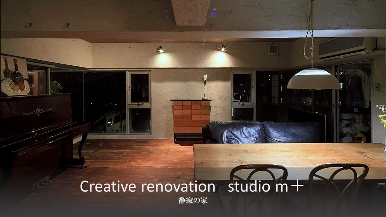 静寂の家 (栗の無垢材テーブルと施主所有のヤコブセンの組み合わせが空間を上品にまとめる。天壁の仕上げは、砂入りプラスターのスタイロ押さえ。プラスターの表情は骨材の量と押さえるまでの乾燥時間で決まる為、２日間現場常駐してその時間を探りながらの仕事になった。

POINT1　この事例、ここを見てください！
漆喰スタイロ鏝仕上げで制作した壁面
壁と彩度の違うオリジナルキッチンや家具、空間デザイン

POINT2　理想の暮らしの実現のため、こうして私は課題を解決した
落ち着いた雰囲気の空間のご要望
漆喰のスタイロ鏝を使った仕上げで、表面の表情を何度も調整し程よい陰影で雰囲気を作った。
単調にならないよう、彩度の違う造作家具で大人の空間に仕上げた。

POINT3　この事例をつくったときの思い出に残るエピソード
職人の手の動きが変わらないよう、3日常駐のチェックに対して感謝の言葉を頂きました。

POINT4　これから家づくりを考えている方へ
暗めのトーンで落ち着いた空間を作る場合は、彩度の高い色目のアイテムでアイキャッチの部分を作ることを意識しています。それによって品の良い空間が生まれるからです。

POINT5　オンライン内覧会へようこそ。ご案内いたします
兎に角漆喰の肌に注目してください。程よい凹凸の陰影が美しいです。)