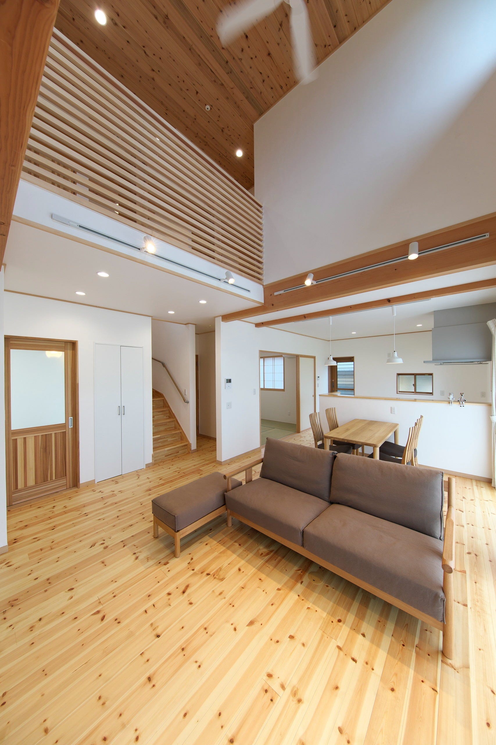 吹抜に無垢材と自然素材の家