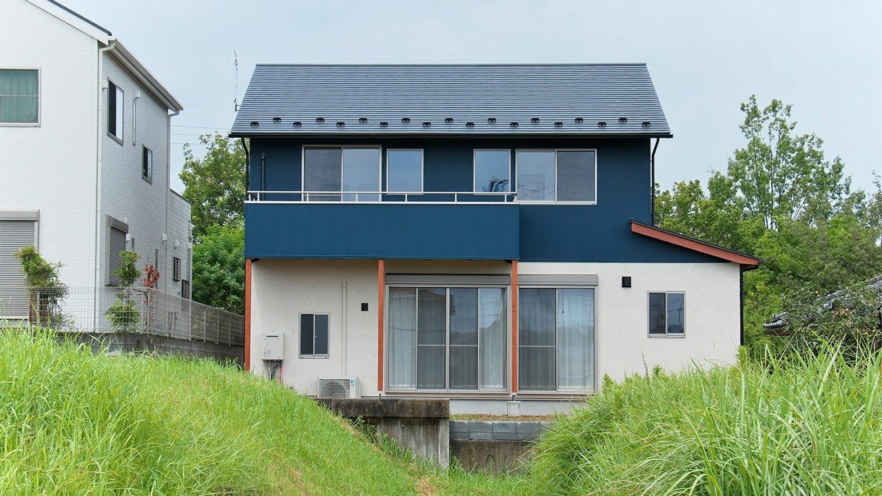 吹抜に無垢材と自然素材の家