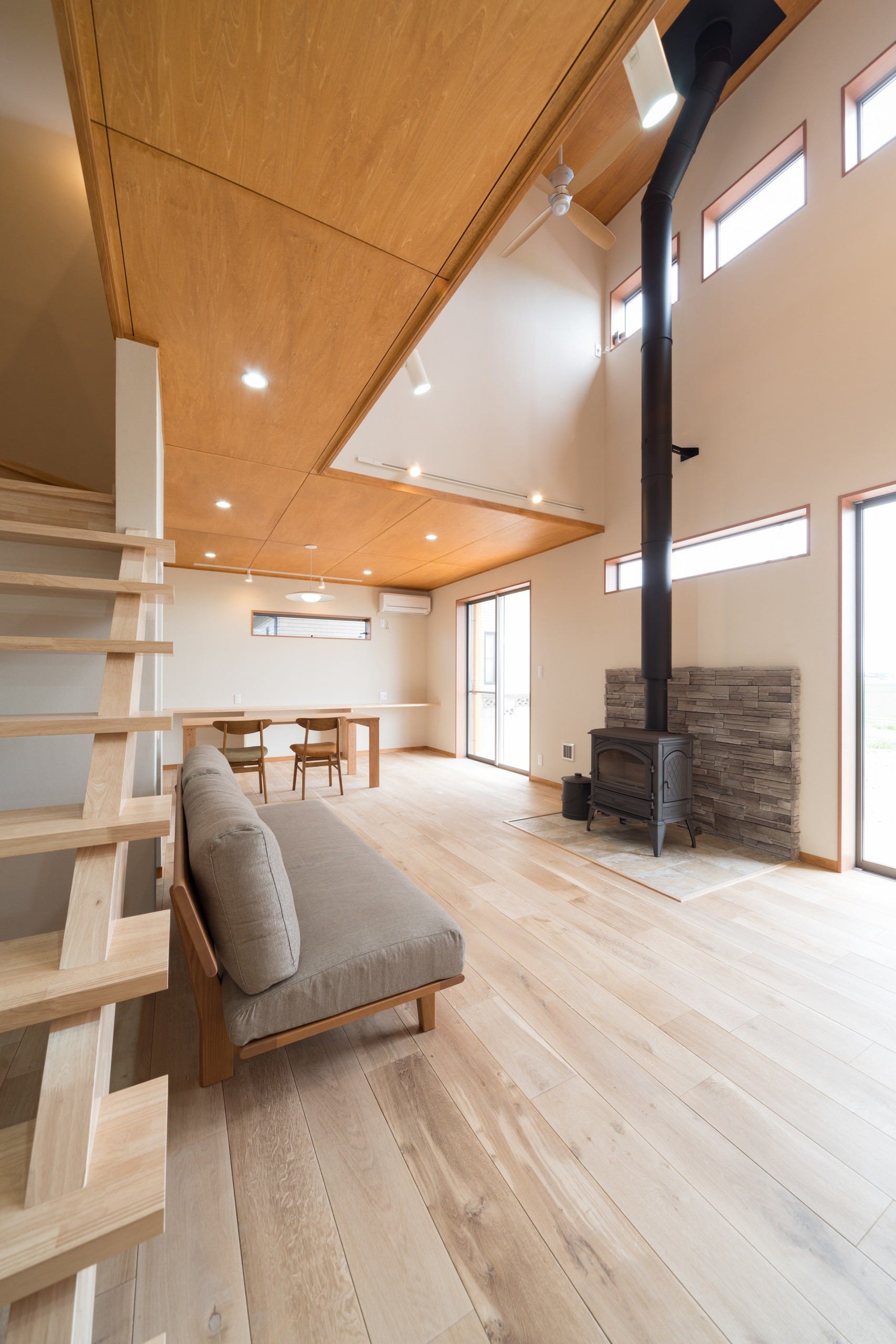 吹抜けに薪ストーブのある家
