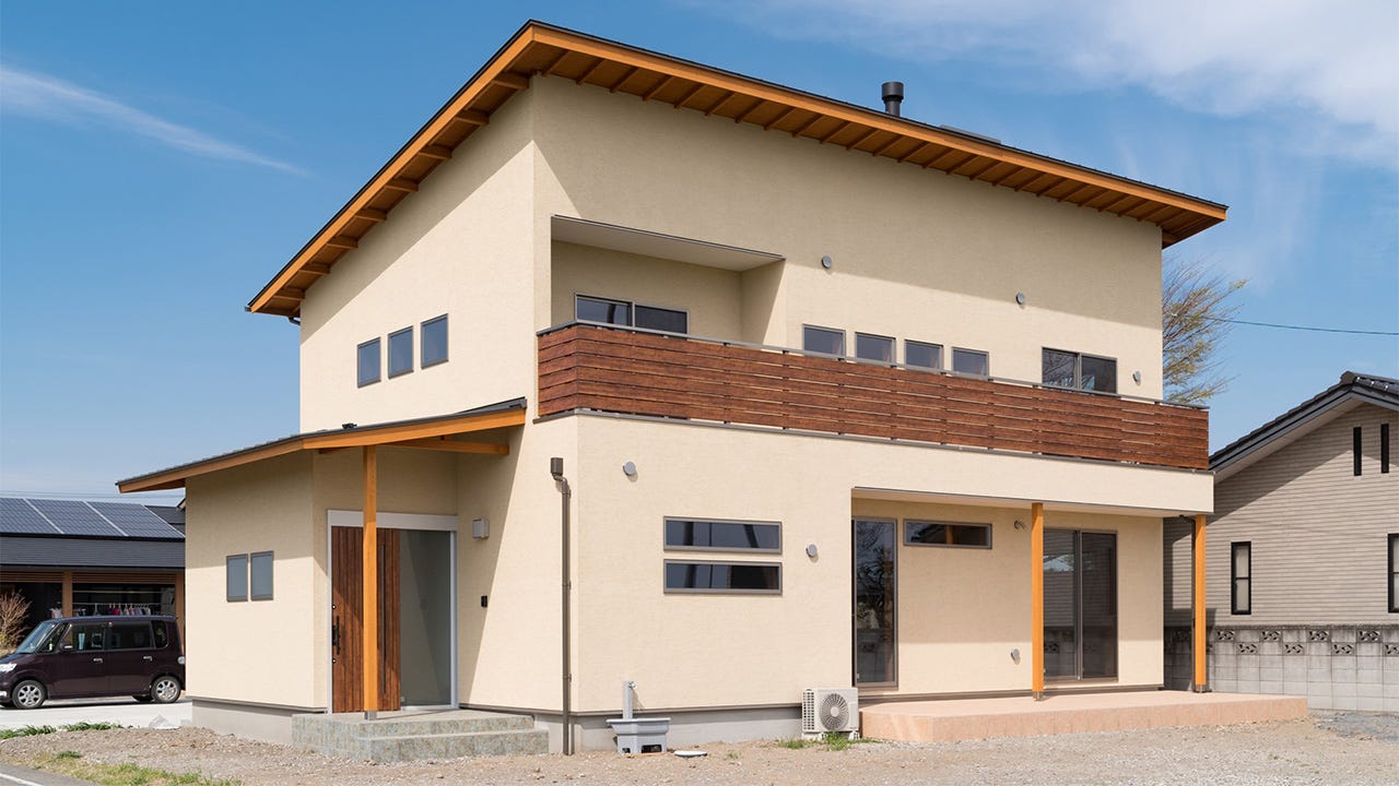 吹抜けに薪ストーブのある家