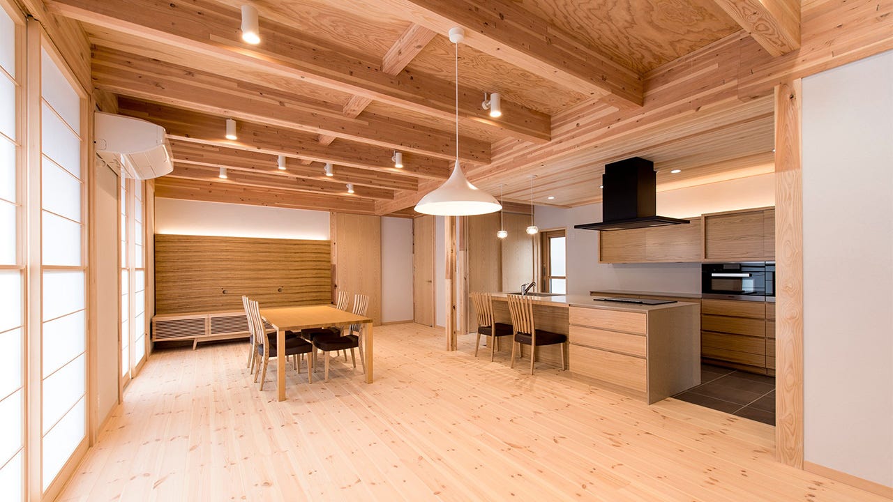 木と鉄骨階段の家