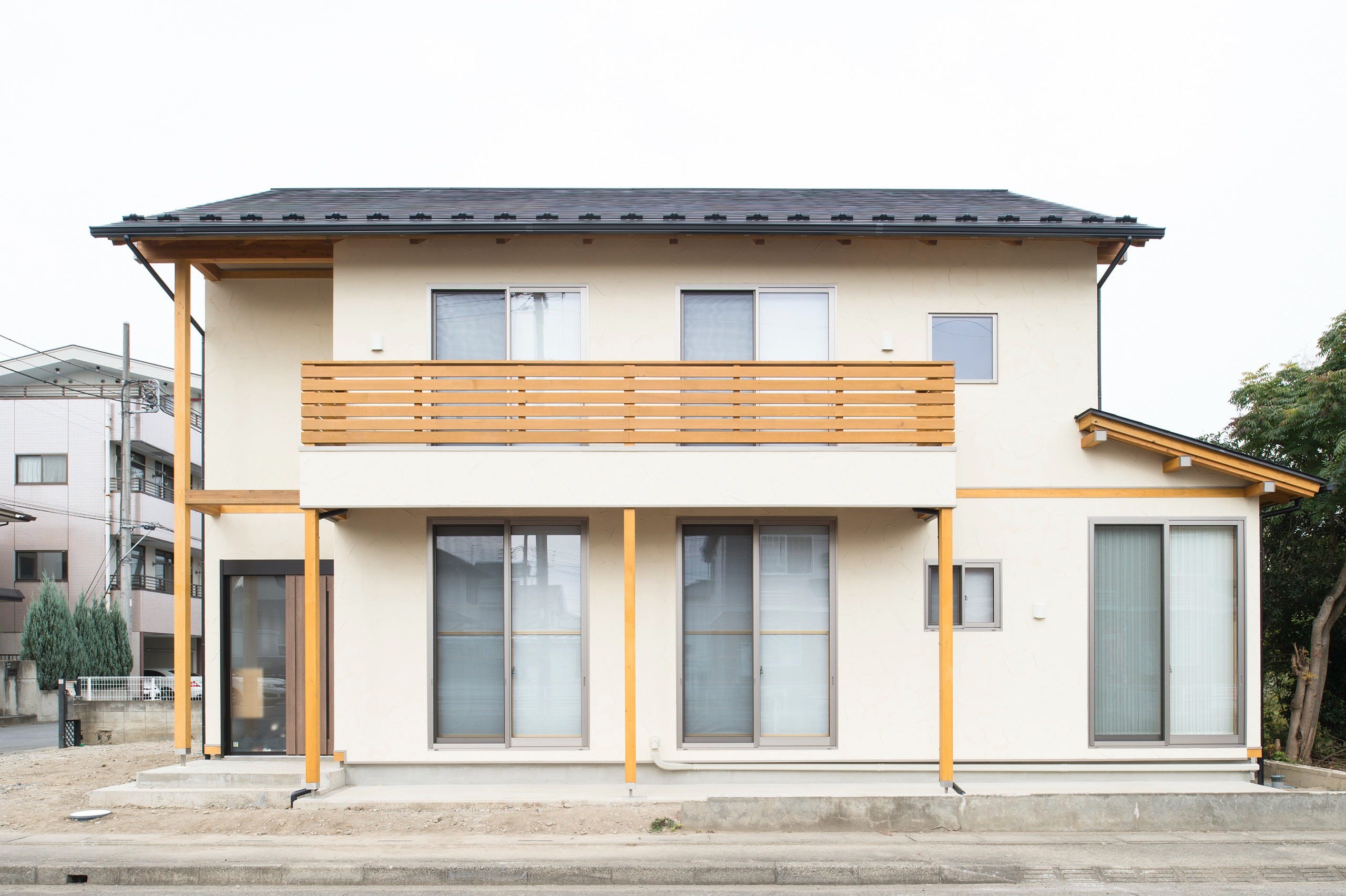 木と鉄骨階段の家