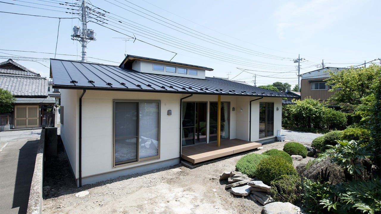 平屋で将来安心な住まい (将来車いすになったり、体が不自由になった際のことを配慮した住まいです。
玄関ポーチにはスロープを設置し、玄関内には靴の脱ぎ履きがしやすいようベンチを設けています。細かいですがすごく年配者にとってはありがたい点だと思います。
寝室は将来介護が必要になった場合を想定して、玄関ホールから直接入れるドアを設けました。リビングを通らずに入ってもらえるのでプライバシーが確保されます。さらに寝室内にトイレも設けました。
各所に手すりはもちろん、お風呂も三枚引き戸で車いすでも楽に入れるようにしています。
将来への配慮だけでなく、室内も木を魅せた仕上げの和モダンな造りとなっており、落ち付いた暖かみのある空間にしています。)