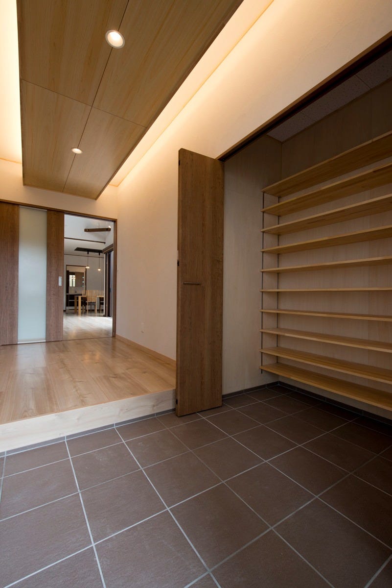 木を魅せた吹き抜けとデッキのある家