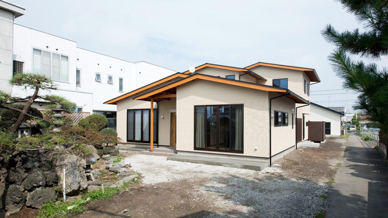 木を魅せた吹き抜けとデッキのある家 (新築住宅への建て替えでした。
外観は軒裏の木をそのまま魅せた和モダンなつくりです。
玄関ドアを開けると間接照明の玄関ホールに迎えられます。
内部はリビング上を吹き抜けとし、壁は珪藻土を塗りました。
そのリビングから続きで出られるウッドデッキを設け、ビアガーデンや物干し場として使用しています。)