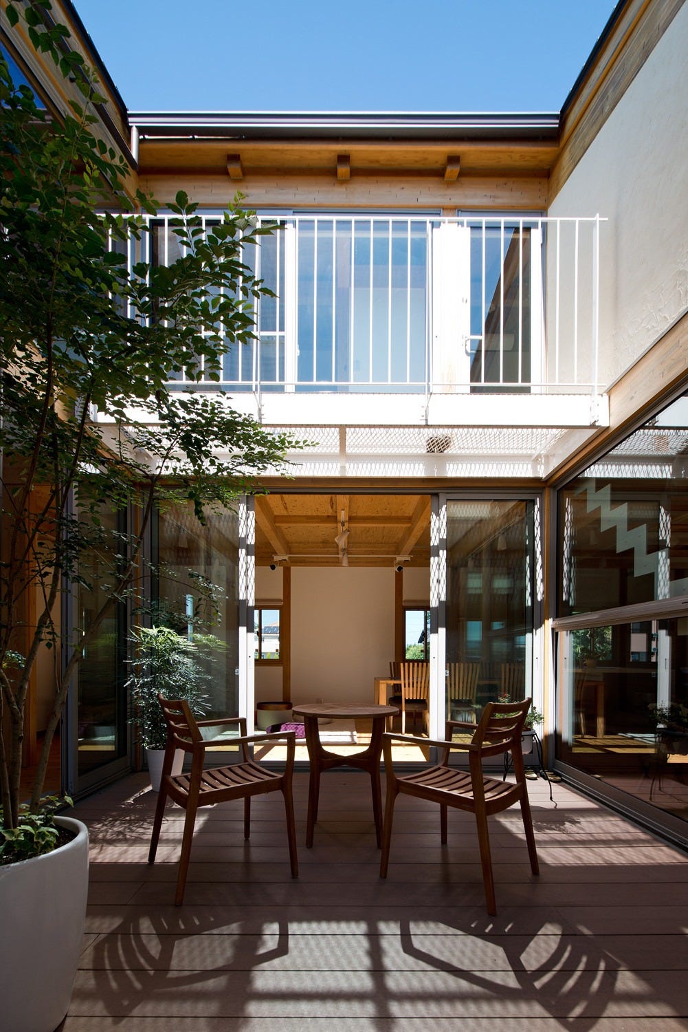 8畳の中庭をもつ木の香る展示場