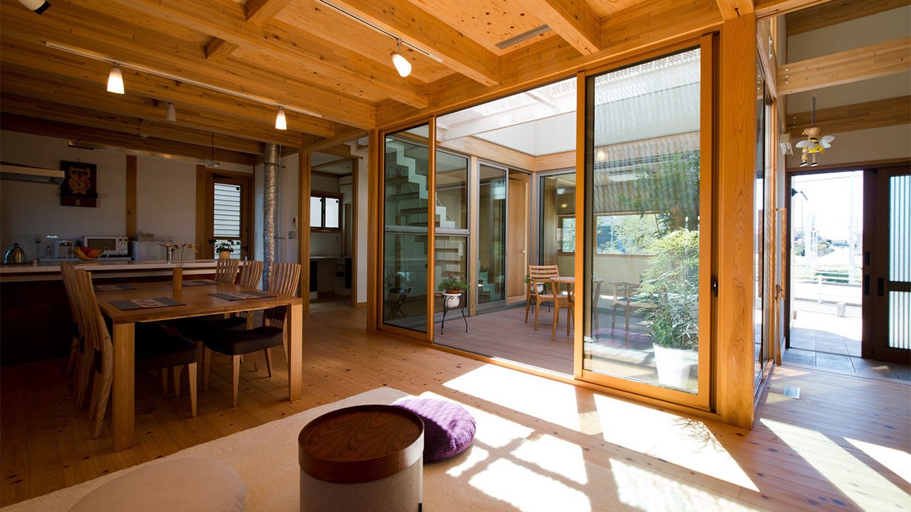 8畳の中庭をもつ木の香る展示場 (木を内外部共に、ふんだんに魅せた展示場です。
外部は柱梁を表しにし、デザインとしてもみせており、片流れの屋根が印象的です。
内部も同様に木をみせながらも和モダンなつくりとし、鉄骨階段を採用することで開放感と広がりを持たせました。)