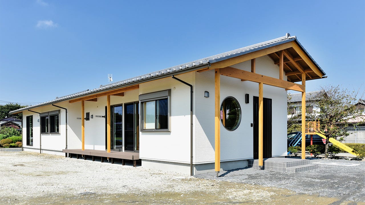 書斎やスタディーのある瓦屋根の家 (外部は伝統的な瓦屋根に、軒裏の木を魅せて和風の表情です。
内部はシックな濃い色で統一し、和モダンな雰囲気に仕上げています。
また書斎・スタディー・畳コーナー・パントリー・ウォークイン・3畳の洗面所等、欲しいと思う部屋がほぼ入っているぜいたくな間取りです。)