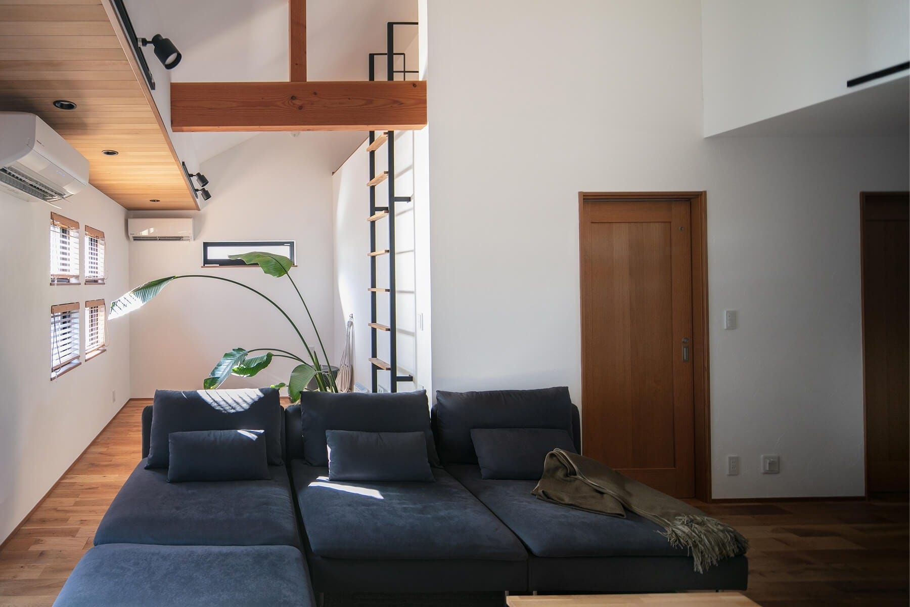 01 「快適さ」を設計する
自然素材と空間設計で一年中心地よい温度と湿度を保ちます。気持ちいい室内は、趣味や家事も楽しくさせてくれます。

02 「暮らしやすさ」を設計する
家事動線や間取りを工夫し、日々の暮らしをより楽に。見た目だけでなく、暮らす人の住み心地を大切にしています。

03 「美しさ」を設計する
無垢の床や漆喰の壁など、自然素材は時とともに味わい深く変化。香りや手触りなど五感で感じる、自然に包まれた住まいです。

04 土地を読む設計力
旗竿地や狭小地などの個性的な土地も、条件を読み解き最適なプランをご提案。理想の暮らしを形にします。