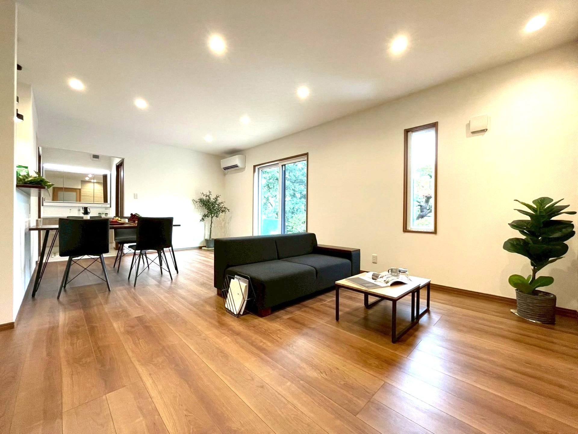 例えば広々としたリビングダイニングで楽しくくつろぐ家族を見守りながら料理するそんな日常を♪
日々の動きや洗面室へのアクセス等、家族みんなの生活の流れを意識し、ラウンド動線を採用した快適なリビングダイニング。