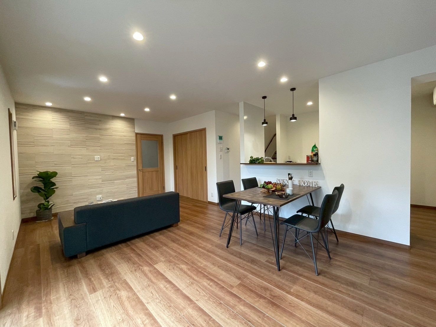 リビング内のテレビを設置する壁にも、ナチュラルカラーで上品な高級感のあるエコカラットでアクセントを。
こちらも調湿脱臭の機能でリビング時間を快適に過ごせます♪