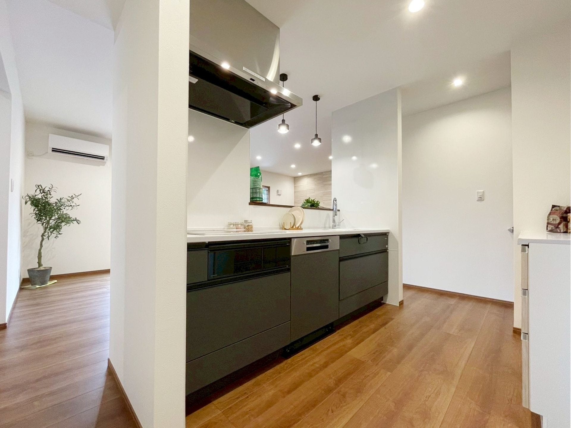 キッチンの奥にはお施主様こだわりの大容量パントリー。
ダークなお色のシステムキッチンの背面には、圧迫感を感じないよう敢えてナチュラルカラーのカップボードを配置した、コントラストが素敵なキッチンコーディネイト!
食洗器にはお施主様こだわりの海外メーカー“Boschのビルトイン食洗器”を採用しております。