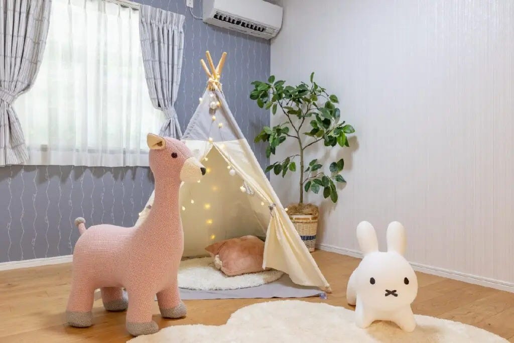 薪ストーブのあるLDK。
キッチンから繋がったダイニングテーブル。
リビングに繋がった洋室は、「常に目の届く子供室」や「客間」として使用。