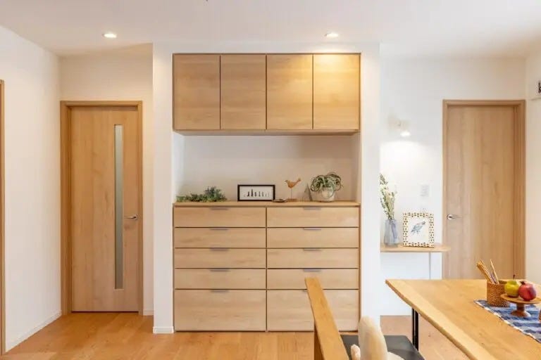 リビング内に飾り棚&見せない収納棚で自分好みにレイアウト。
テレビ裏には、可動式レール型の大容量収納を備えて、片付く工夫がなされた造りに。