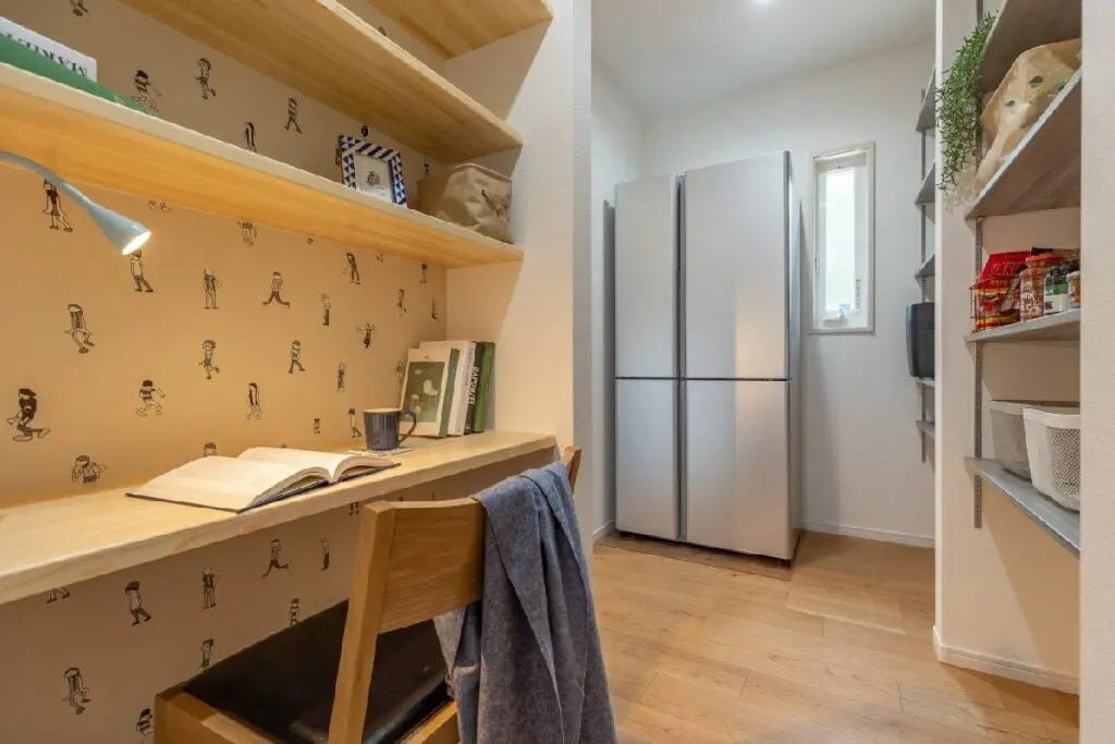 ブルーを基調としたキッチンがとても素敵な仕上がりに。
キッチン奥に冷蔵庫も置けるウォークインタイプのパントリー&書斎を設置。
遊び心のあるクロスもかわいいです。