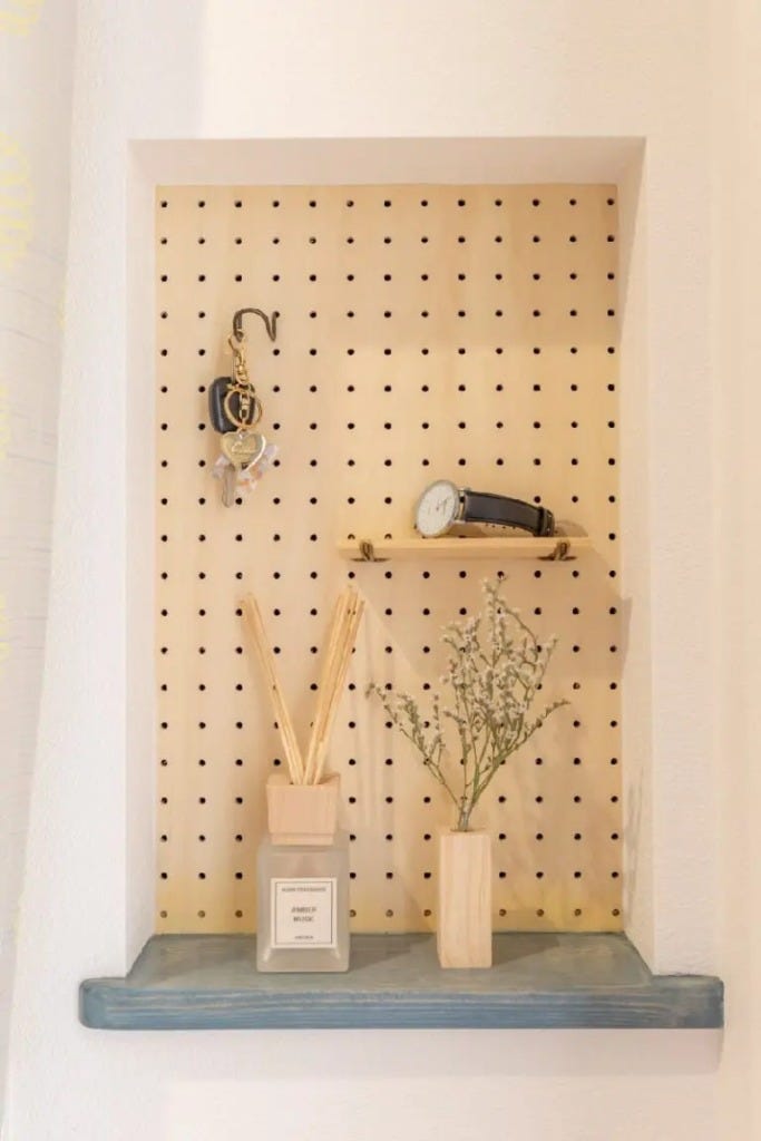 こちらは造作可動棚のウォークインクローゼットと有孔ボードを使った飾り棚。
白ベース×ブルーで棚やクロスをまとめ、統一感も出されています。