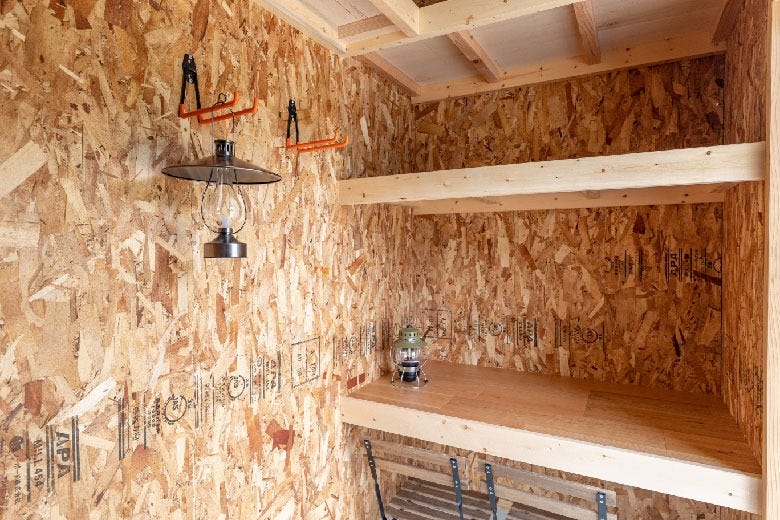 ご家族でアウトドアなど楽しまれる際に、用品を収納できる屋外収納室。
内壁はOSB合板で仕上げ、秘密基地のような空間。