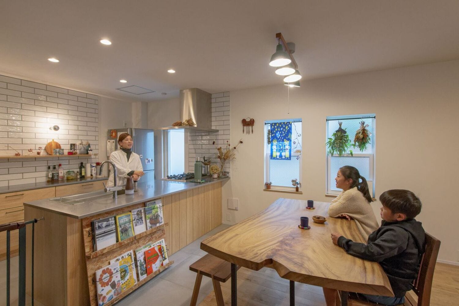 ダイニングやリビングにいる家族と、キッチンに立つお母さんの会話も途切れずいつも賑やか