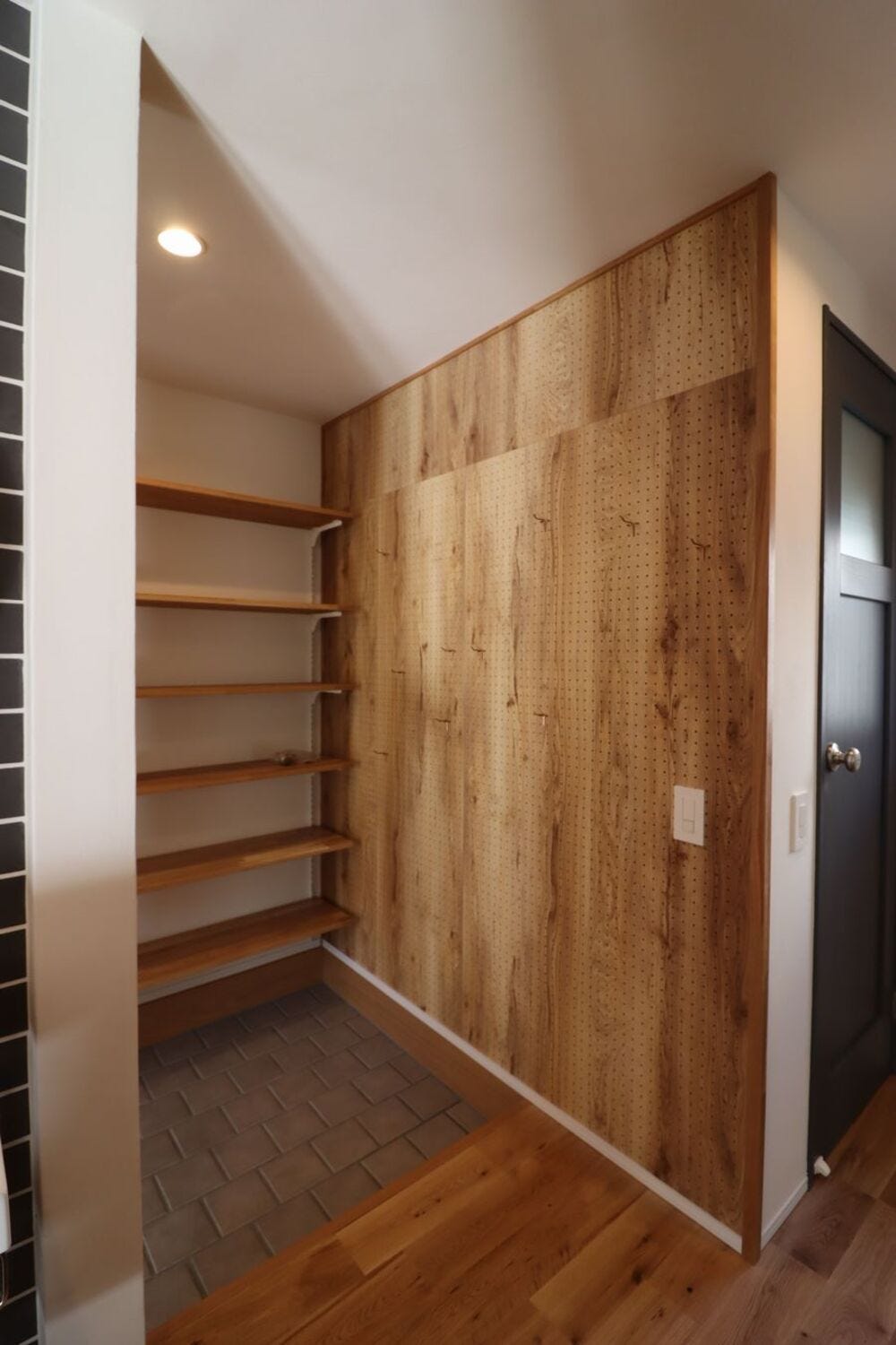 ご要望で、シューズクロークの壁の1面を、有孔ボードで仕上げました
専用のフックを自在に取り付けられ、無駄のない収納となりました