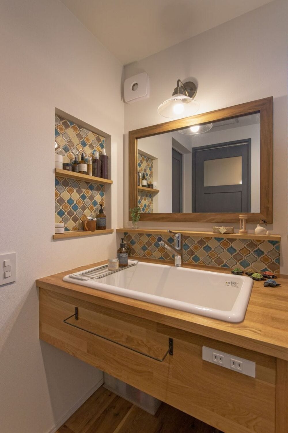 照明器具、ミラー、タオルバーは施主支給していただきました
完成を見たオーナー様が、嬉しそうにされていたのが印象的でした