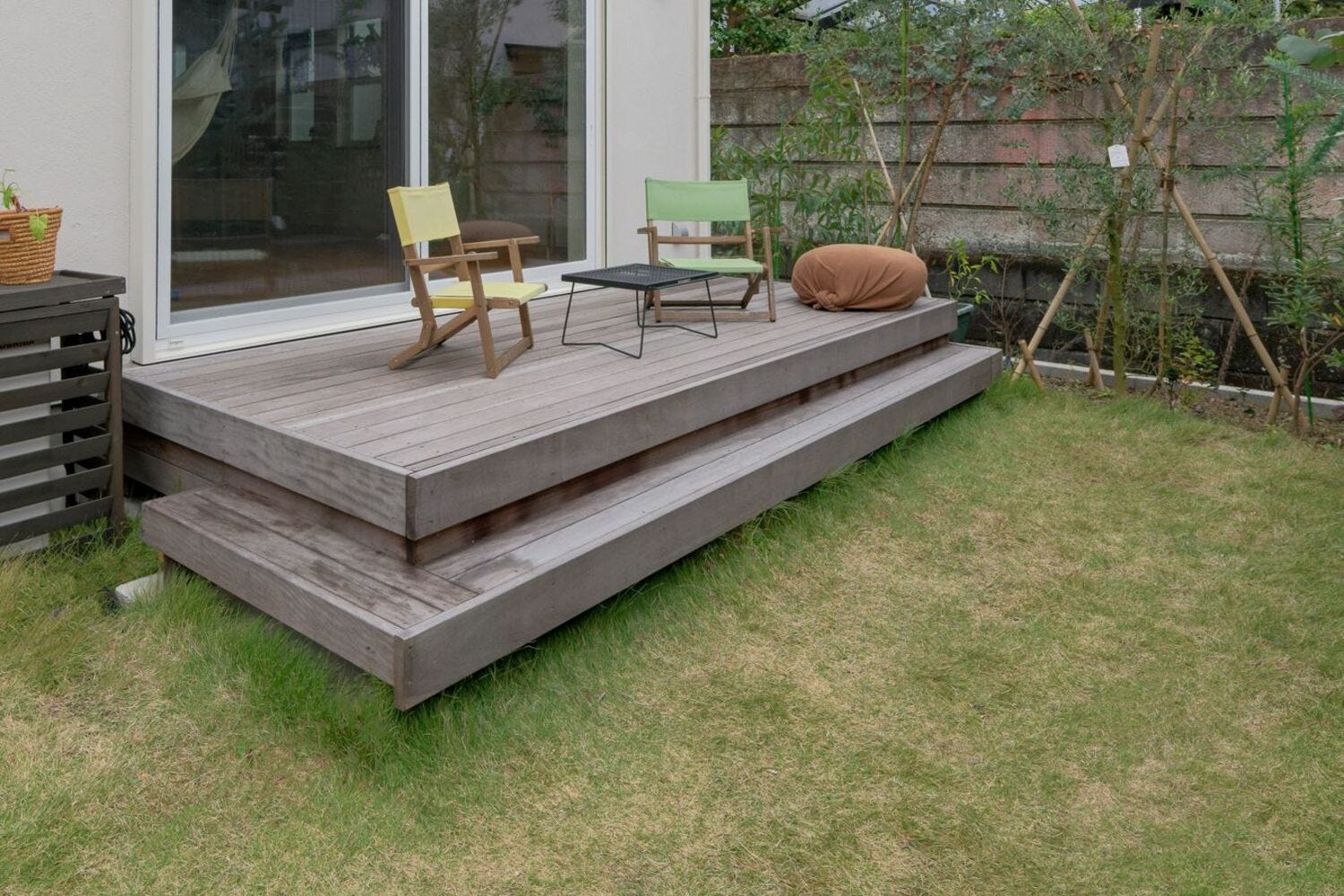 リビングの掃き出し窓とお庭を繋ぐウッドデッキ
お施主様が材料にもこだわり、油分を多く含んで耐久性も20年以上といわれる木材で作りました