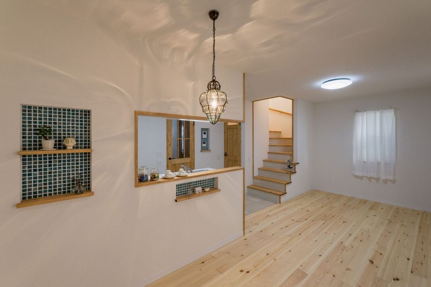 ダイイングには、間仕切り壁を利用したニッチがあります
こちらのモザイクタイルにはブルーグリーンを選びました
甘すぎず、空間が良い感じに引き締まりました