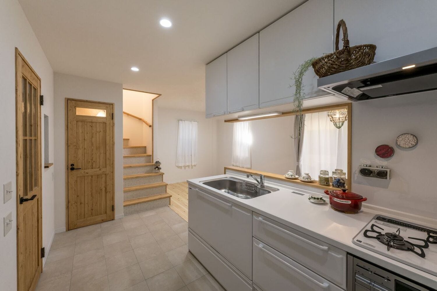 ゆったり広いキッチンスペース
家事をしながらも、階段のかわいいタイルが目に入るのも気分が上がります