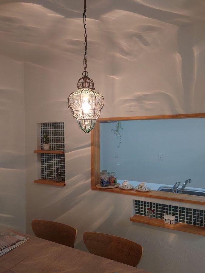 家族みんなが集まるLDKは漆喰で仕上げです
あえて多少ラフな感じで職人さんに塗って貰ったことで、自然な凹凸が美しい陰影を映し出します