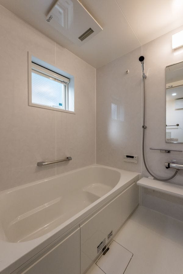 ホワイトで統一した清潔感のあるバスルーム