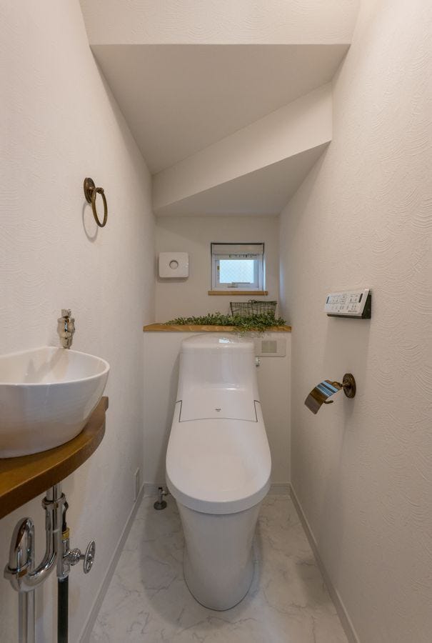 階段下を利用したトイレ
ちょっと秘密の場所めいていて、ひそかにお気に入りです