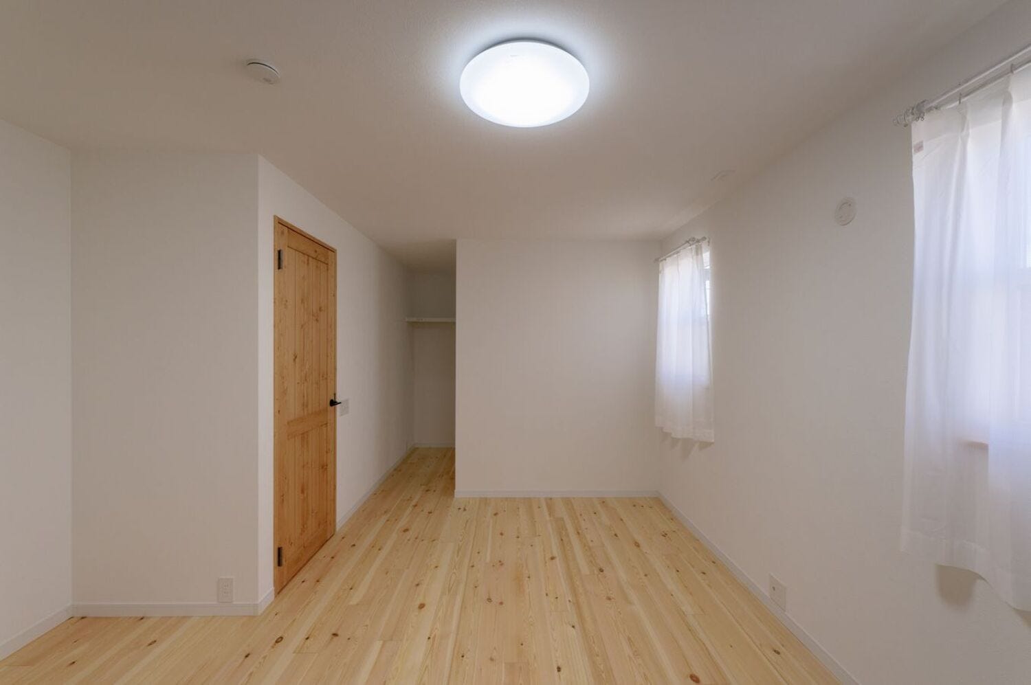 2階の洋室。
奥にウォークインクローゼットを設けました。