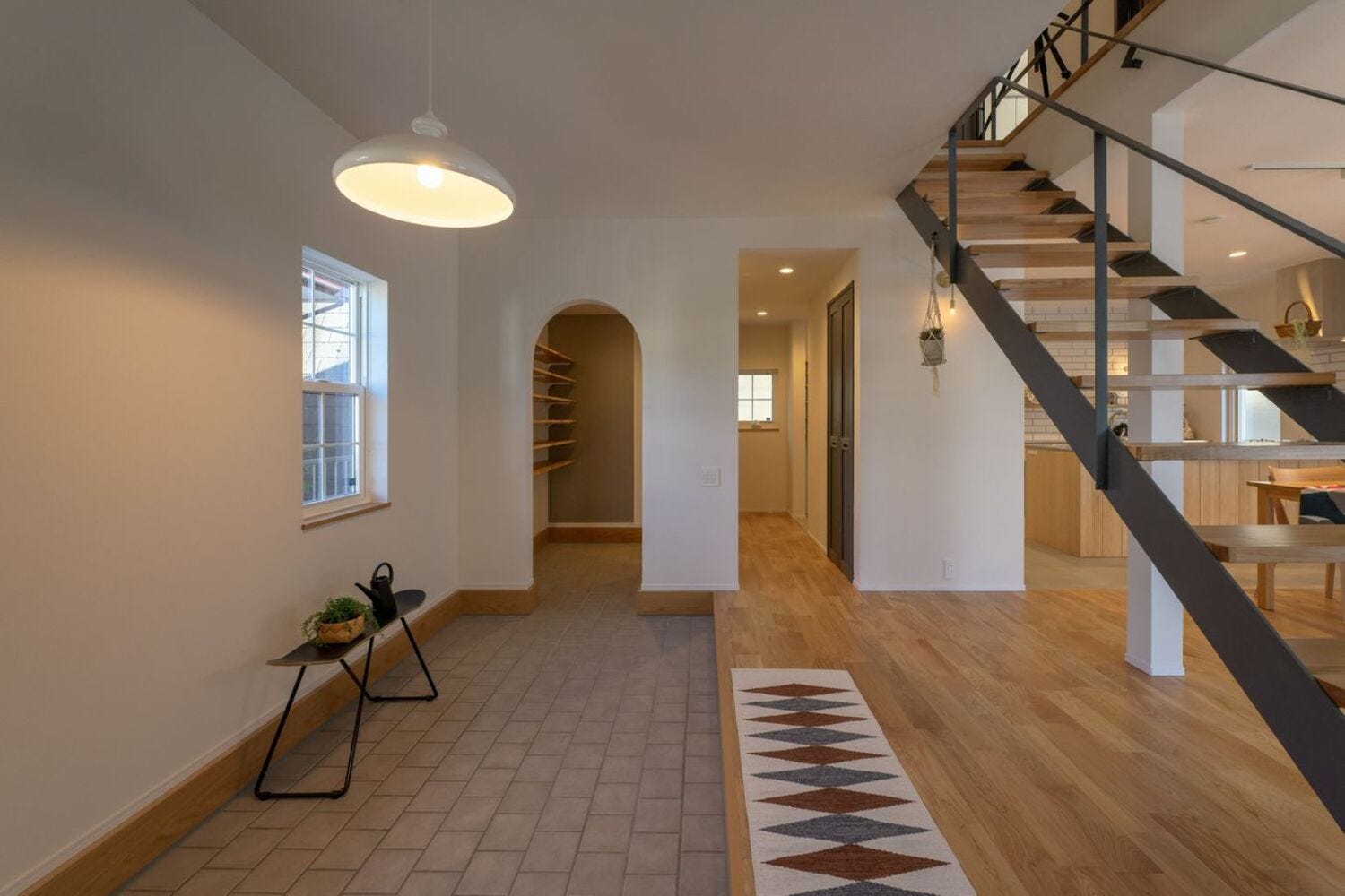 玄関ドアからみた風景
リンネルならではの、広~い土間が特徴
贅沢な空間ですね