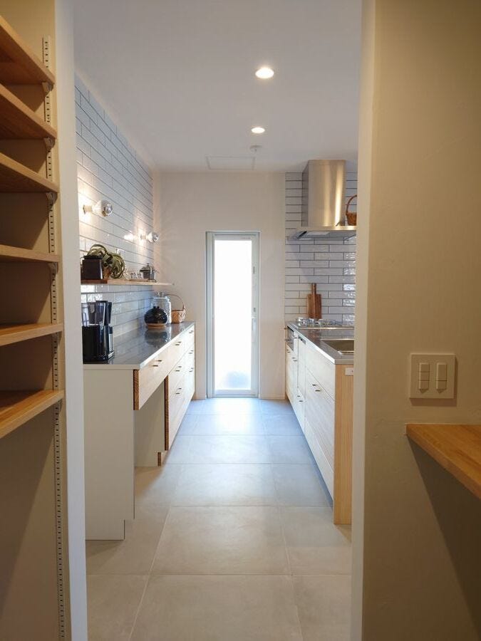 ホールからパントリーを抜けてキッチンへ