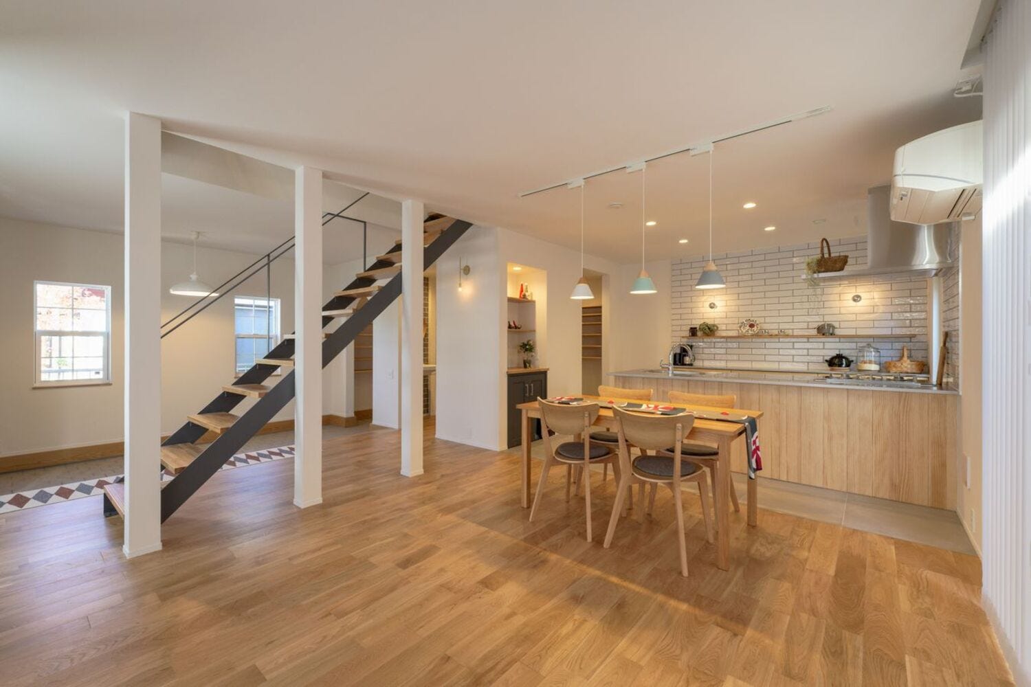 階段と柱もインテリアの一部
ゆる~い目隠しにもなっています