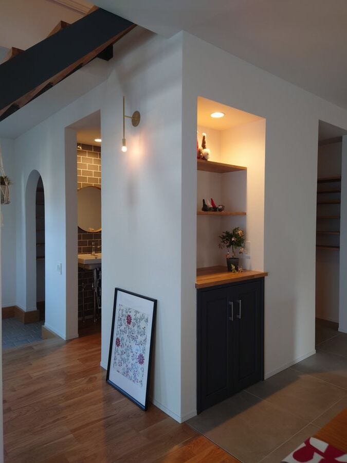 お施主様のこだわりポイント!
階段下の壁付照明とオープン収納上のダウンライト