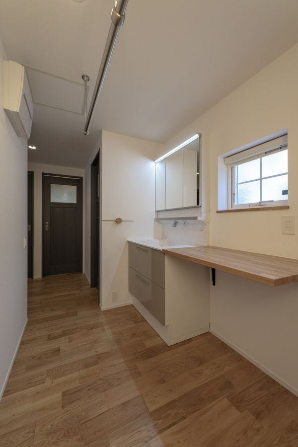 お施主様のこだわりポイント!
ランドリールームの中に設けた洗面台の隣に、作業台を造作しました