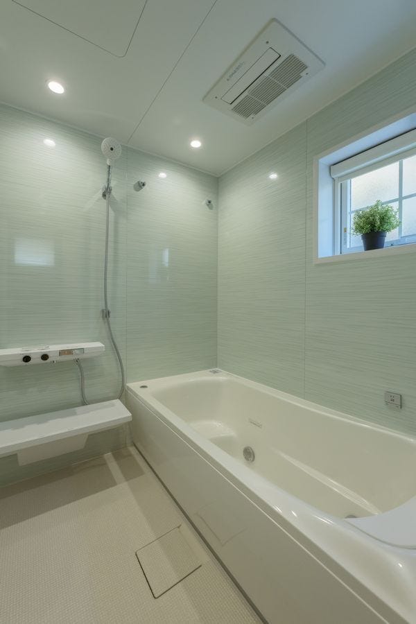 一日の疲れを癒す浴室
汚れが付きにくく、お手入れもしやすいユニットバスです