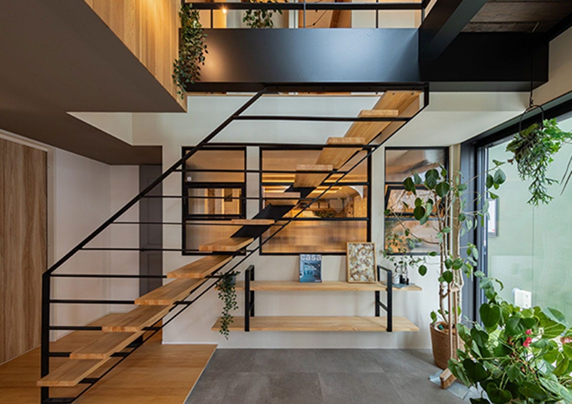 吹き抜けに映える、開放感ある階段