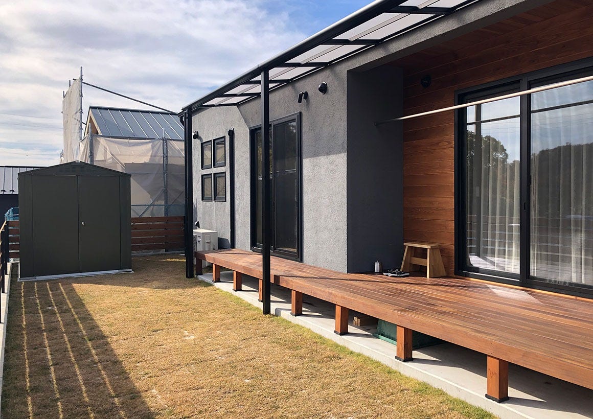 縁側のように使えるウッドデッキ